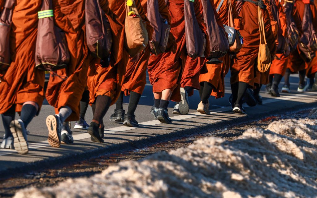 7 Biksu Vietnam Gelar “Walk For Peace” Berjalan Kaki Di Sri Lanka
