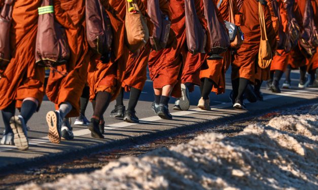 7 Biksu Vietnam Gelar “Walk For Peace” Berjalan Kaki Di Sri Lanka