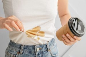 Trik Hilangkan Noda Kopi Di Baju Putih Pakai Air Dingin Dan Cuka