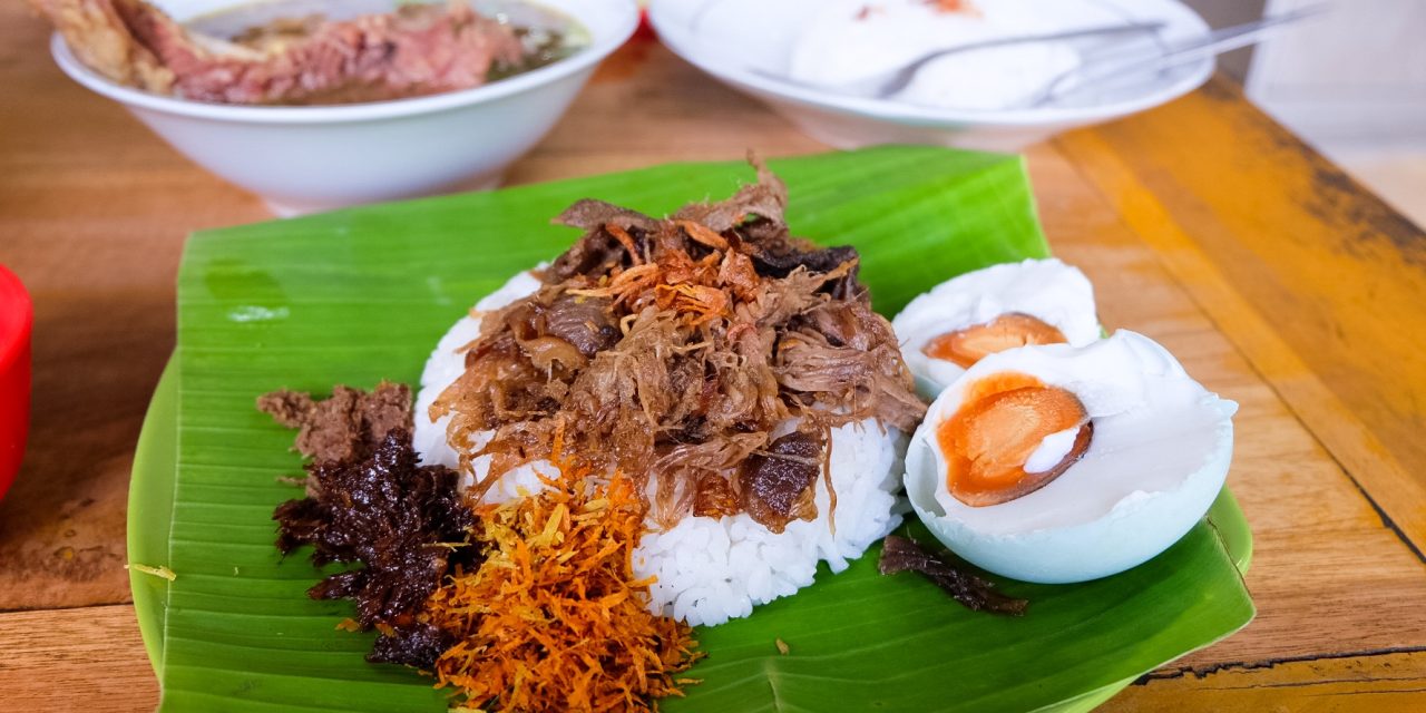 Nasi Krawu Gresik Autentik: Serundeng Tiga Warna Dan Daging