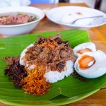 Nasi Krawu Gresik Autentik: Serundeng Tiga Warna Dan Daging