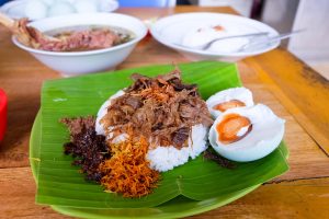 Nasi Krawu Gresik Autentik: Serundeng Tiga Warna Dan Daging