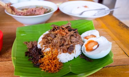 Nasi Krawu Gresik Autentik: Serundeng Tiga Warna Dan Daging
