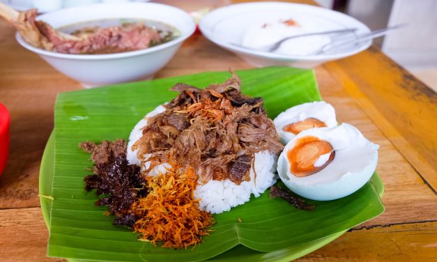 Nasi Krawu Gresik Autentik: Serundeng Tiga Warna Dan Daging