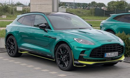 Aston Martin DBX707 AMR23 Edition Rilis Warna Podium Green