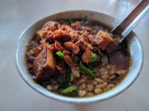 Kenali Nasi Grombyang Khas Pemalang Isi Daging Berkuah Hitam