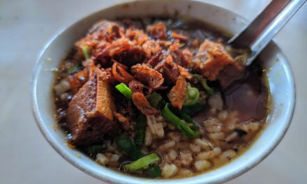 Kenali Nasi Grombyang Khas Pemalang Isi Daging Berkuah Hitam