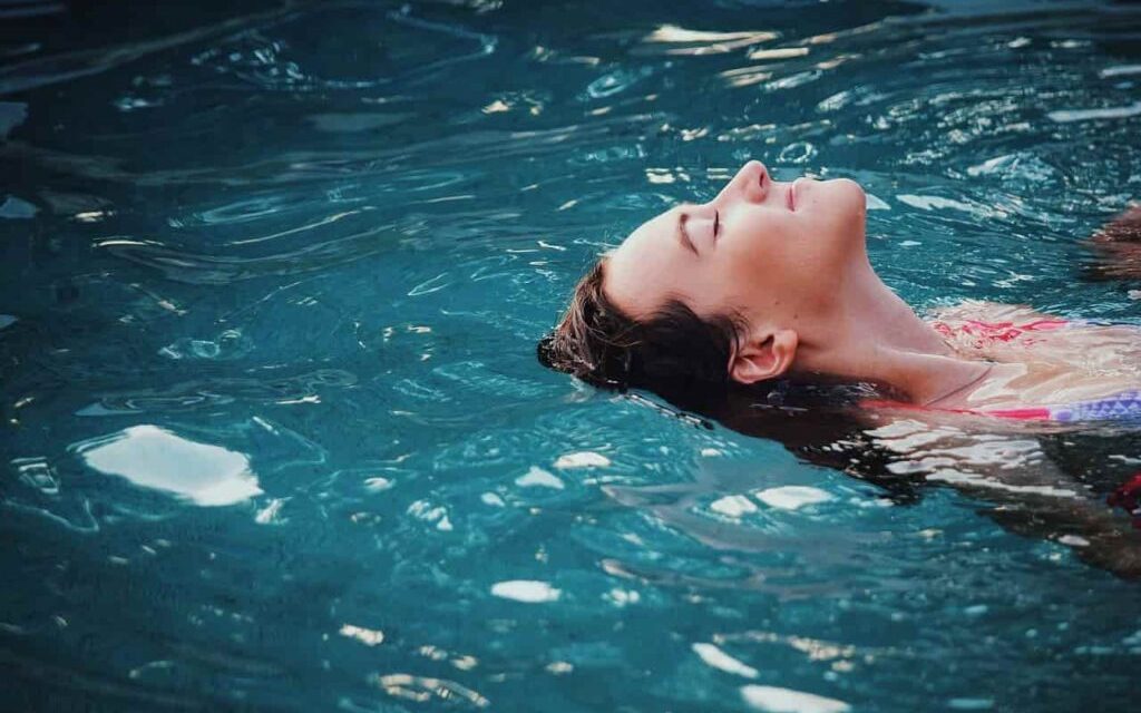 Kebiasaan Winter Swimming Memicu Pelepasan Hormon Endorfin