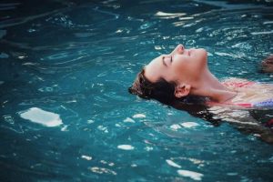 Kebiasaan Winter Swimming Memicu Pelepasan Hormon Endorfin